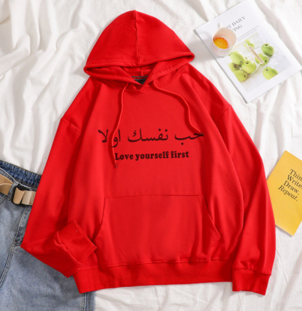 Hoodie dengan tulisan vintage